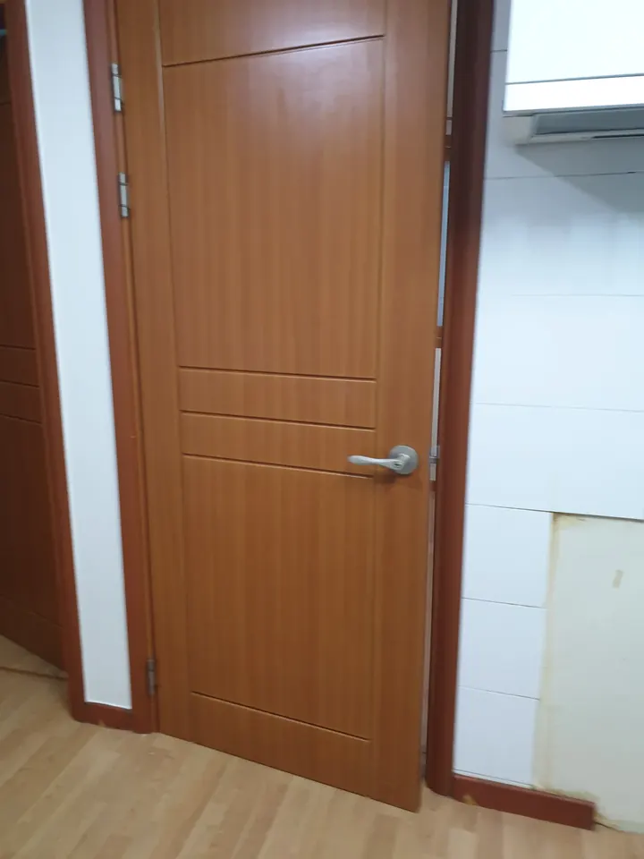 갈색 방문 열림 방향 변경 시공 전 사진