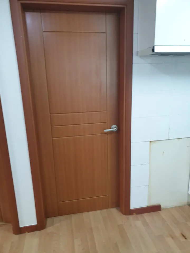 문 열림 방향 변경 후 손잡이 위치를 바꾼 원목 무늬 방문